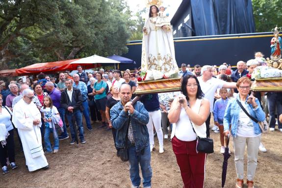 Imagen de la noticia:López Campos agradece la labor del vecindario de Frades como 