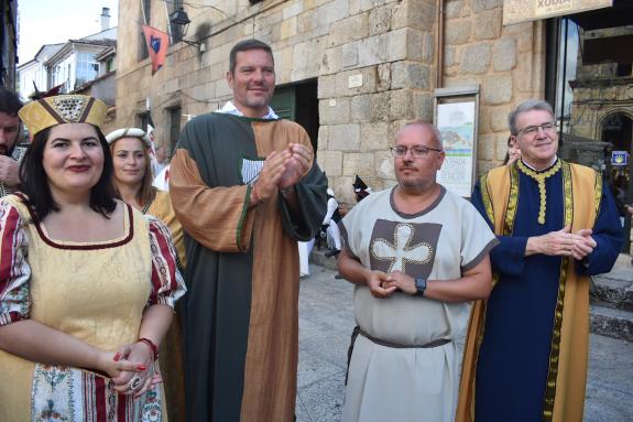 Imaxe da nova:López Campos celebra con veciños e visitantes a volta ao medievo de Ribadavia na festa da Istoria