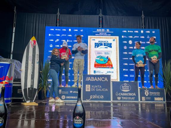 Imagen de la noticia:La delegada territorial de la Xunta en Ferrol participa en la entrega de premios del Campeonato de la World Surf *League 'Ab...