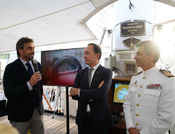 Imaxe da nova:Diego Calvo participa na recepción na Coruña ao buque principal da Escola Naval de Portugal