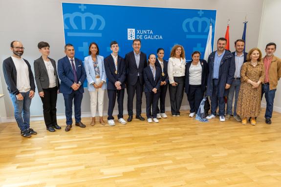 Imaxe da nova:Román Rodríguez anima os tres alumnos que amosarán o gran nivel da FP galega no campionato Euroskills