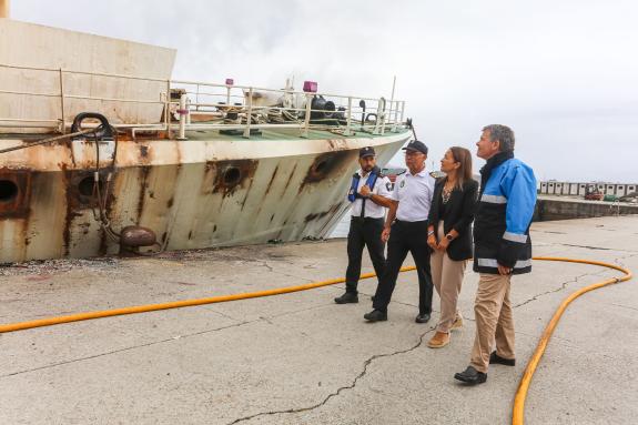 Imaxe da nova:Villaverde e a Confraría de Ribeira abordan as necesidades do sector e analizan posibles actuacións de mellora no recinto portuario