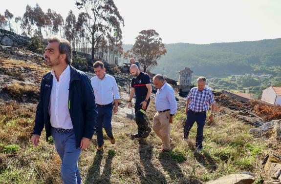 Imaxe da nova:A Xunta axudará aos concellos galegos a facer fronte aos gastos derivados das actuacións nos incendios e aos danos nas súas infraes...