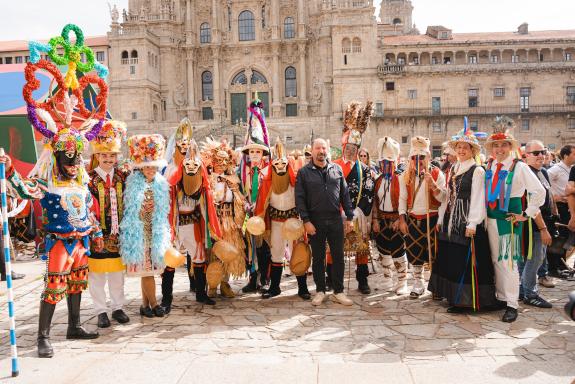 Imaxe da nova:O desfile de Entroidos Tradicionais reúne a máis de 400 participantes de 17 carnavais galegos en Santiago de Compostela