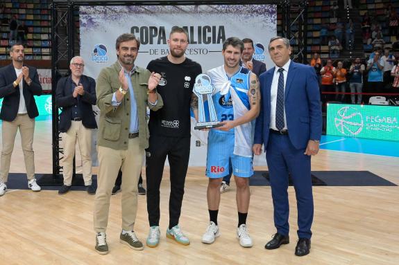 Imagen de la noticia:Diego Calvo y José López Campos asisten a la final de la Copa Xunta de Galicia de baloncesto