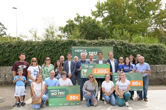 Imagen de la noticia:La Xunta entrega en A Cañiza los premios de la sexta campaña del programa 'Merca no teu comercio' en Pontevedra con motivo d...