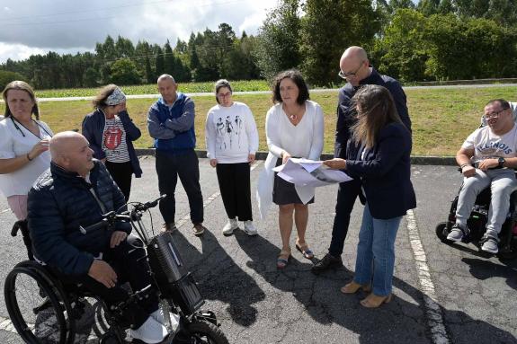 Imaxe da nova:Belén do Campo visita a zona na que se construirá unha senda na AC-552 en Nantón en Cabana de Bergantiños que conta cun investiment...