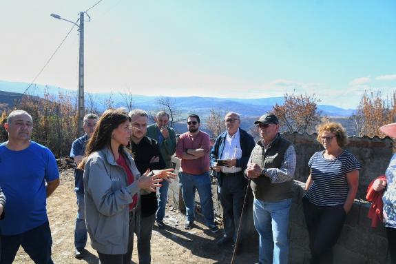 Imaxe da nova:A conselleira María M. Allegue reúnese con veciños afectados polos lumes no concello do Bolo