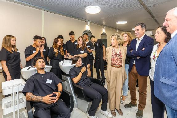 Imaxe da nova:Román Rodríguez subliña que as novas aulas nómade confirman que a FP galega 'vai un paso por diante'