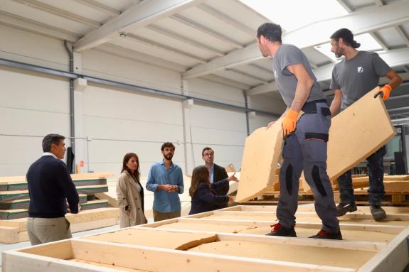 Imaxe da nova:A conselleira María M. Allegue destaca a importancia do pulo ás técnicas industrializadas, que sitúa a empresas como arraigo na van...