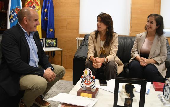 Imagen de la noticia:La conselleira María M. Allegue mantiene una reunión de trabajo con el alcalde de Parada de Sil