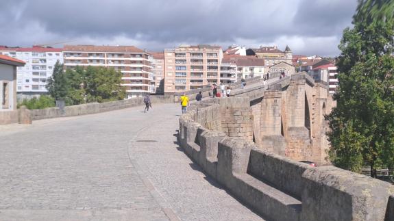 Imaxe da nova:A Xunta remata os traballos de limpeza na Ponte Vella de Ourense
