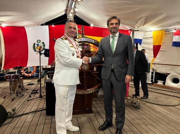 Imaxe da nova:Diego Calvo asiste á recepción oficial do buque escola B.A.P. Unión do Perú na súa escala en Vigo