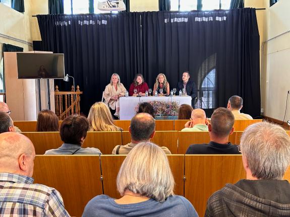 Imagen de la noticia:La Xunta clausura el taller ‘Reinicia XI’ que formó en carpintería y mueble y atención sociosanitaria a personas dependiente...