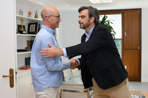 Imagen de la noticia:El conselleiro de Presidencia se reúne con el alcalde de Cabana de Bergantiños