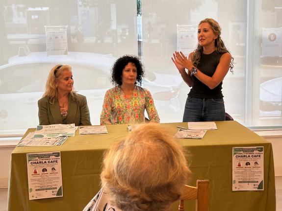 Imaxe da nova:A delegada da Xunta en Ferrol saúda no centro sociocomunitario da Praza de España aos asistentes a unha charla sobre nutrición