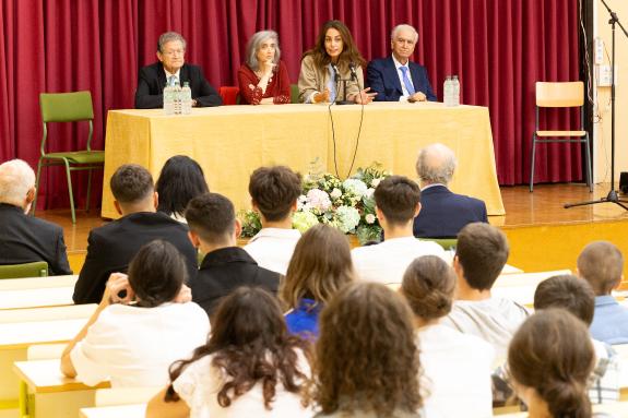 Imagen de la noticia:La Xunta felicita al alumnado del IES Xelmírez II como ejemplo del liderado de Galicia en ciencia y creatividad