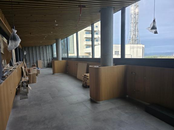 Imagen de la noticia:Las obras para humanizar la sala de espera de oncología del Hospital Clínico de Santiago de Compostela consiguen ya el 80 % ...
