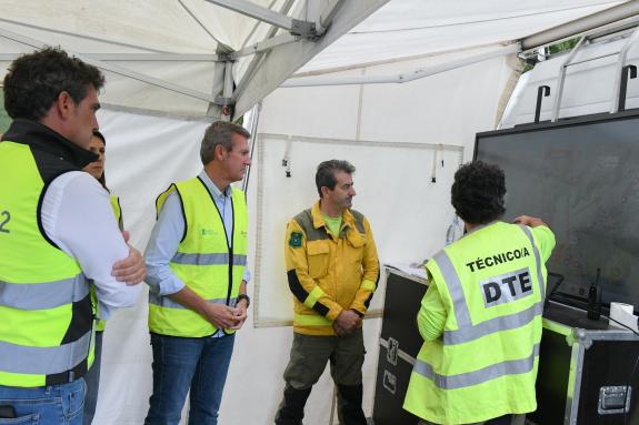 Imaxe da nova:Rueda supervisa en Ferreira de Pantón a coordinación dos lumes activos en Galicia