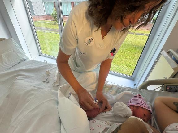 Imagen de la noticia:La Xunta inmuniza en los hospitales los primeros bebés de la campaña frente al virus respiratorio sincitial, con el objetivo...