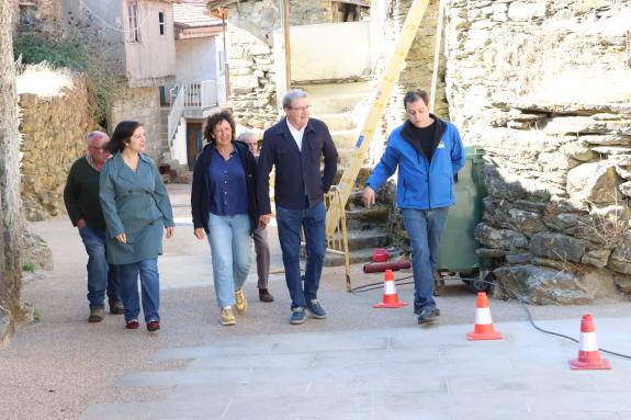 Imaxe da nova:O delegado territorial da Xunta supervisa o remate das obras da reforma e mellora dunha rúa en Fumaces, no concello de Riós