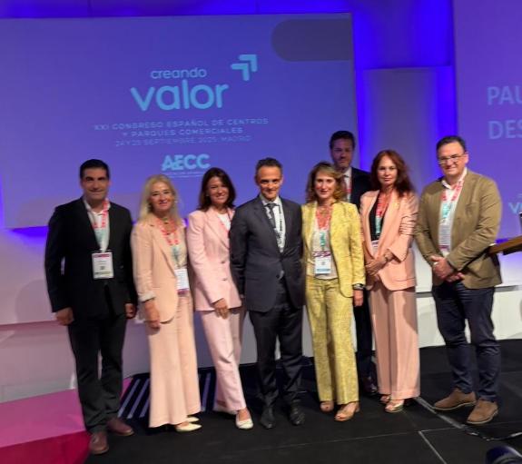 Imagen de la noticia:La Xunta destaca el papel estratégico del sector comercial como fuente de riqueza y empleo con impacto en el territorio