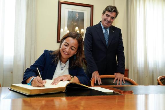 Imaxe da nova:Villaverde destaca o Porto da Coruña como referente da rede portuaria que concentra o 25% das descargas de productos pesqueiros da ...