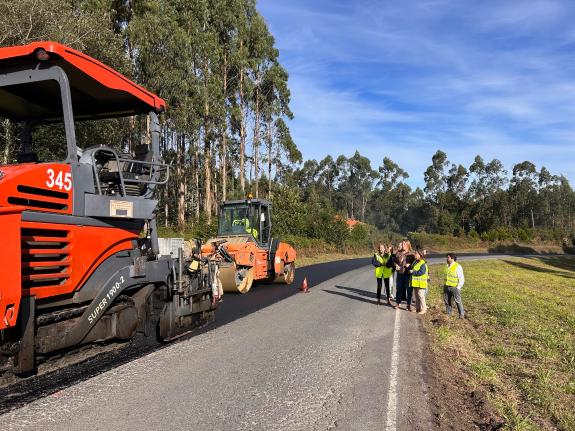 Imaxe da nova:A Xunta inviste preto de 750.000 euros na mellora da pavimentación da estrada autonómica AC-151 ao seu paso polo municipio de Monfe...