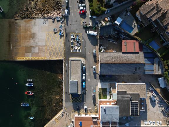 Imaxe da nova:Portos de Galicia reordena o peirao de Canido e crea máis prazas de aparcadoiro e unha senda segura para o acceso da cativada á ram...