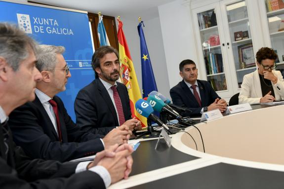 Imaxe da nova:Xunta e Goberno central acordan iniciar en outubro os encontros para avanzar no traspaso das competencias en aeródromos e permisos ...