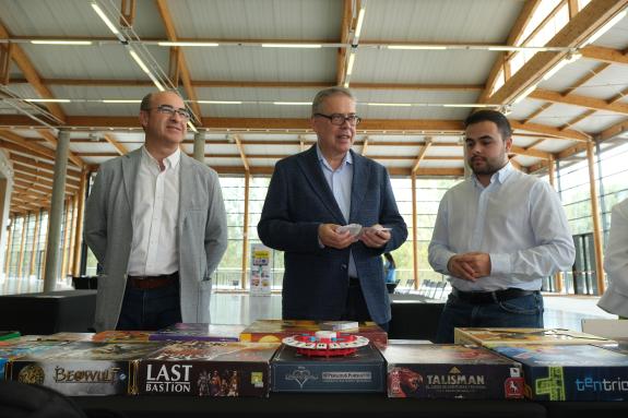 Imagen de la noticia:Gómez Caamaño participa en la primera jornada de ocio digital en familia que organiza la Xunta para fomentar el uso responsa...