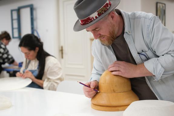 Imagen de la noticia:A Xunta fomenta a remuda xeracional na xastrería, na ourivería e na sombreirería a través do programa ‘Aprender da tradición...