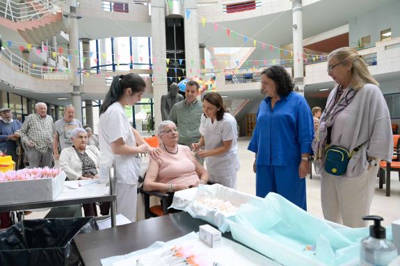 Imaxe da nova:Belén do Campo acompaña aos maiores da residencia Torrente Ballester no inicio da campaña de vacinación fronte á gripe e á covid-19