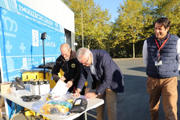 Imagen de la noticia:La Xunta entrega a la ONG Briegal material de emergencias para sus actuaciones