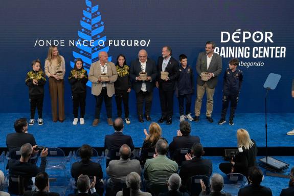 Imagen de la noticia:Diego Calvo e Fabiola García asisten á presentación do Dépor Training Center