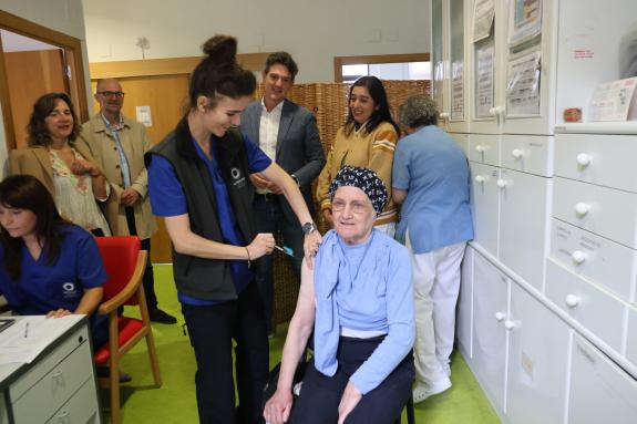 Imaxe da nova:A Xunta inicia a vacinación da gripe e a covid-19 nos centros de maiores e de discapacidade lucenses