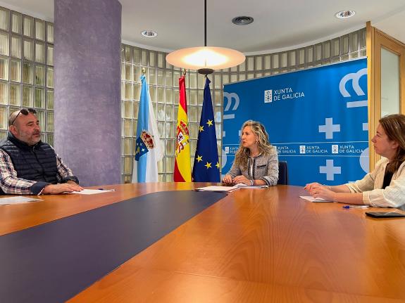 Imaxe da nova:A delegada da Xunta en Ferrol reúnese co presidente da AVV San Julián de Barbos e Mosteiro, de Ortigueira