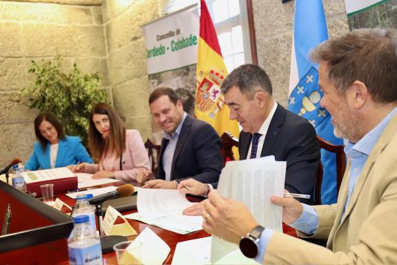 Imagen de la noticia:La Xunta y Cerdedo-Cotobade colaboran en la puesta en marcha de una red de calor con caldera de biomasa que favorece el desa...