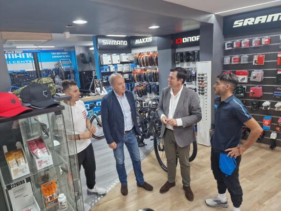 Imaxe da nova:A Xunta destinou preto de 4 millóns de euros ao impulso da dixitalización, modernización e sustentabilidade de 730 comercios locais...