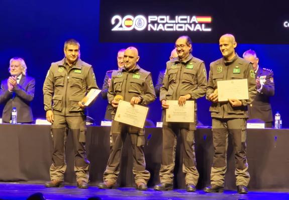 Imaxe da nova:O labor da Unidade de Investigación de Incendios Forestais e axentes do Distrito XII é recoñecido pola Policía Nacional