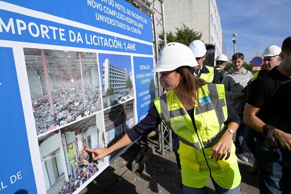 Imaxe da nova: A demolición do Hotel de Pacientes do Chuac entra na súa recta final co acceso de maquinaria especializada