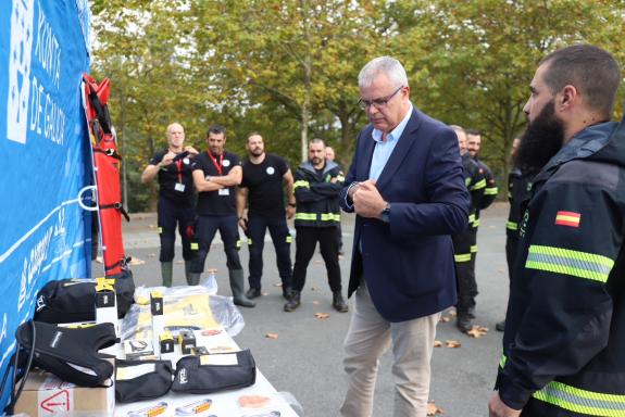 Imaxe da nova:A Xunta entrega equipamento de emerxencias para as actuacións do grupo especial de localización e rescate da ONG IAE