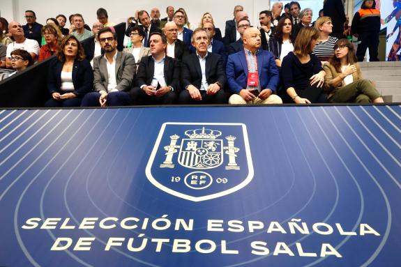 Imaxe da nova:Diego Calvo asiste al partido amistoso en As Pontes entre las selecciones absolutas femeninas de fútbol sala de España y Portugal