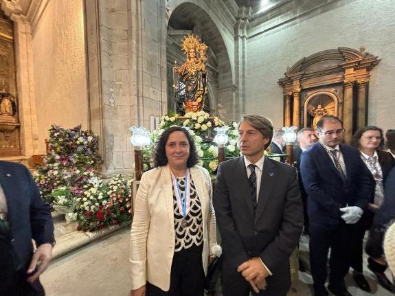 Imagen de la noticia:Miguel Corgos y Belén do Campo asisten a la celebración de la festividad de la Virgen del Rosario, patrona de la ciudad de A...