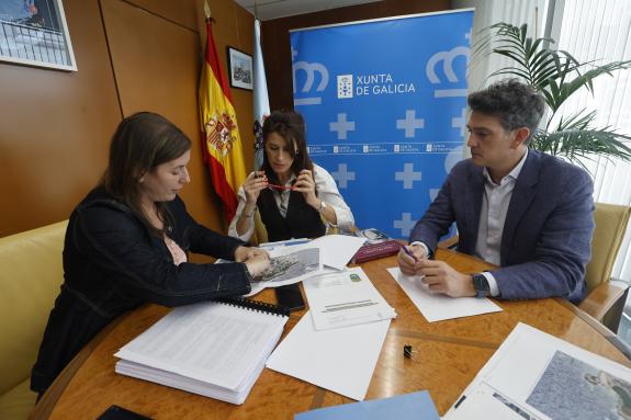 Imaxe da nova:A conselleira María Martínez Allegue mantén unha reunión de traballo coa alcaldesa de Cervo
