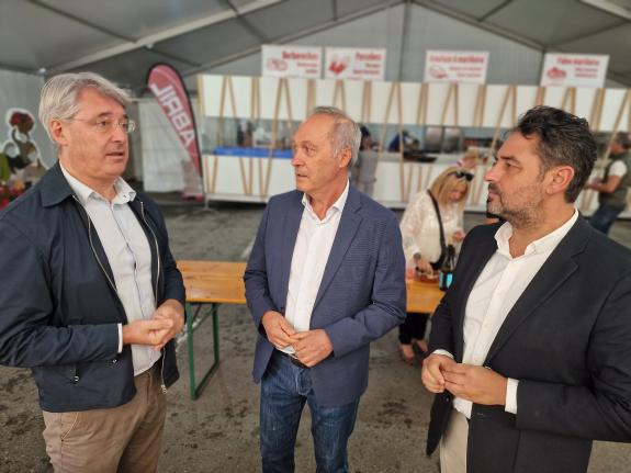 Imaxe da nova:O delegado territorial visita a Festa do Marisco do Grove e destaca a calidade dos productos galegos