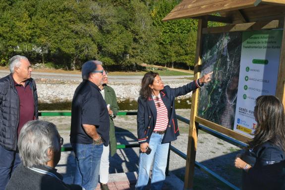 Imaxe da nova:A Xunta comproba o estado e a sinalización do primeiro sendeiro accesible da reserva da biosfera Gerês-Xurés en Lobios