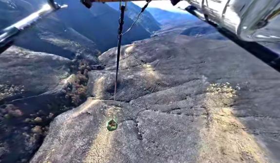 Imaxe da nova:Medio Rural realiza traballos de acolchado de palla coa técnica do 'mulching' fronte á erosión en zonas afectadas por incendios for...