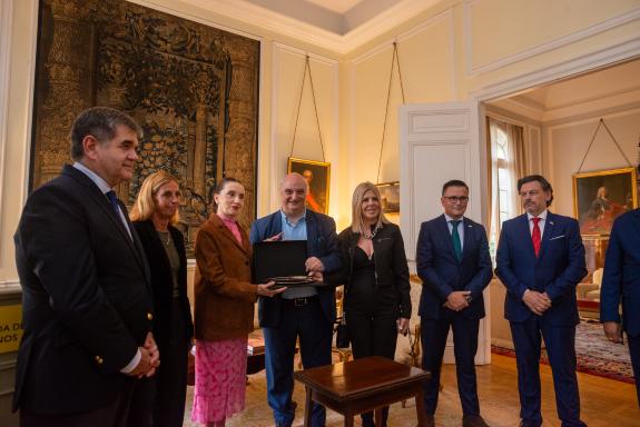 Imagen de la noticia:La Xunta ensalza a Luz Casal como referente de la galleguidad universal tras actuar ante cerca de 2.000 personas en Buenos A...