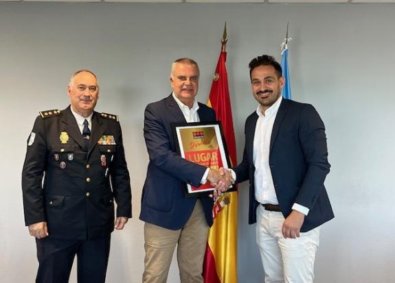 Imaxe da nova:O director xeral de Emerxencias e Interior recibe a placa de ouro da seguridade de Securitas Direct que recoñece a Galicia como unh...
